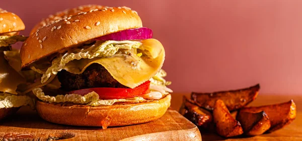 Burgers Placă Lemn Cartofi Gustoasă Fotografie Fast Food Locul Pentru — Fotografie, imagine de stoc