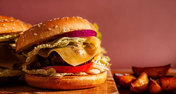 Burgery Dřevěné Desce Bramborami Chutná Jako Rychlé Občerstvení Místo Pro — Stock fotografie