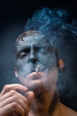 Çalışan bir madencinin kirli yüzü. İs içindeki siyah bir yüzün yakın plan portresi. Stok fotoğrafı.