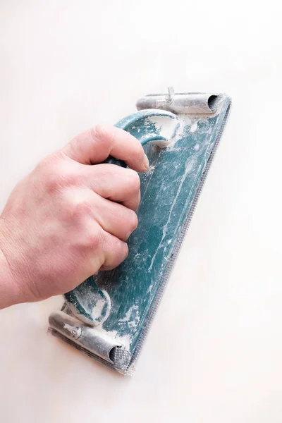 Plasterer Smooths Walls Sandpaper Close Male Hand Worker Stock Photo — Stock Photo, Image