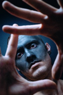 Makyajlı bir adamın alışılmadık portresi. Modaya uygun bir portre. Resim, gürültü ekleyerek işlendi. Ses hazne değil..