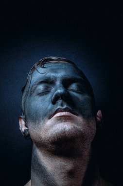 Makyajlı bir adamın alışılmadık portresi. Modaya uygun bir portre. Resim, gürültü ekleyerek işlendi. Ses hazne değil..