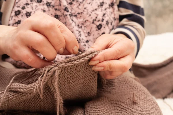 クローズアップを編み出す ストックフォト女性の手ニットセーター — ストック写真