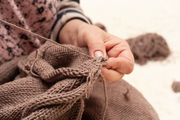 Stricken Aus Nächster Nähe Archivbild Weibliche Hände Stricken Einen Pullover — Stockfoto