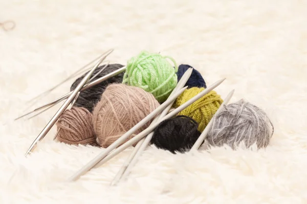 Set Für Strickgarn Einem Knäuel Und Stricknadeln Archivbild — Stockfoto