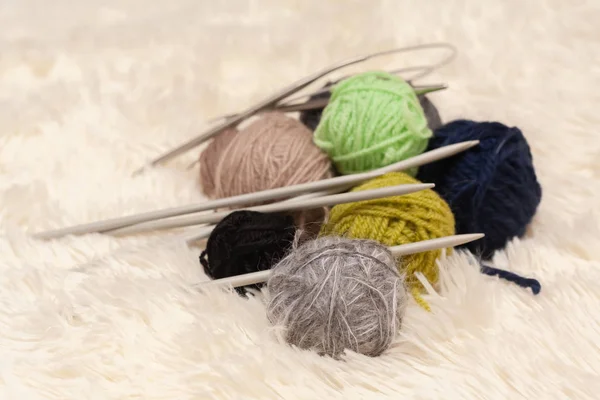 Set Für Strickgarn Einem Knäuel Und Stricknadeln Archivbild — Stockfoto