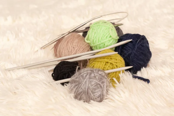 ボールと編み針で糸を編むために設定します ストックフォト — ストック写真
