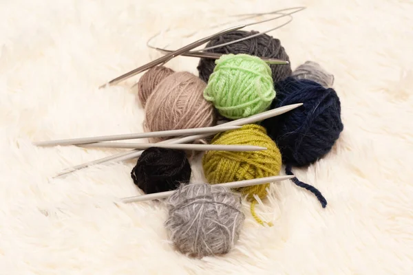 Set Für Strickgarn Einem Knäuel Und Stricknadeln Archivbild — Stockfoto