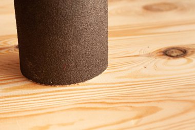 Ahşap arka planda zımpara kağıdı. Başlık için yer içeren stok fotoğrafı.