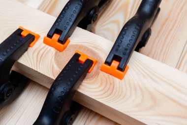 Tahta arka planda siyah plastik klemp.