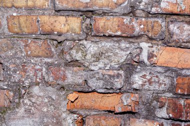 Eski tuğla duvar dokusu yakın plan. Parçalanmış bir duvarın stok fotoğrafı.