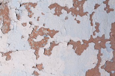 Duvarı maviyle boyuyorum. Boya soyan stok fotoğraf dokusu.