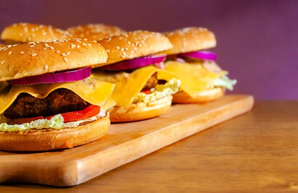 Hambúrguer Vegetariano Uma Tábua Madeira Colhida Espaço Branco Foto Stock — Fotografia de Stock