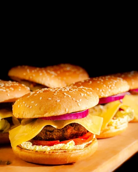 Hamburgery Izolují Černém Pozadí Stock Fotografie Hamburgerů Dřevěné Desce Volným — Stock fotografie