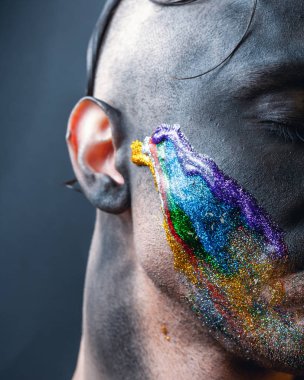 Stock erkek yüzü, makyaj sanatı. Yakışıklı beyaz adam. Yaklaş..