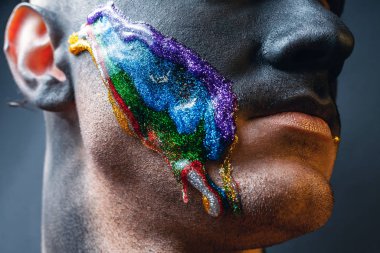 Stock erkek yüzü, makyaj sanatı. Yakışıklı beyaz adam. Yaklaş..