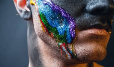 Stock erkek yüzü, makyaj sanatı. Yakışıklı beyaz adam. Yaklaş..