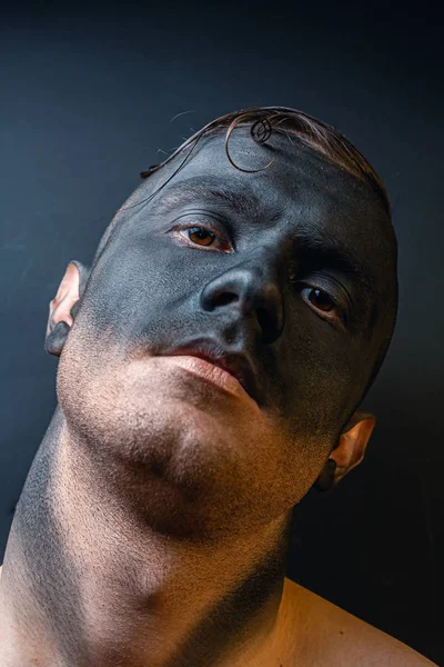 Lagerfoto Manligt Ansikte Makeup Konst Snygg Kaukasisk Man Nära Håll — Stockfoto