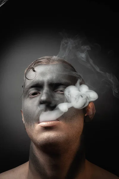 Retrato Close Cara Bonito Maquiagem Sopra Fumaça Foto Arte Estoque — Fotografia de Stock