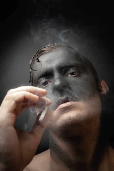 Nahaufnahme Porträt Eines Gutaussehenden Mannes Make Bläst Rauch Archivbild Eines — Stockfoto