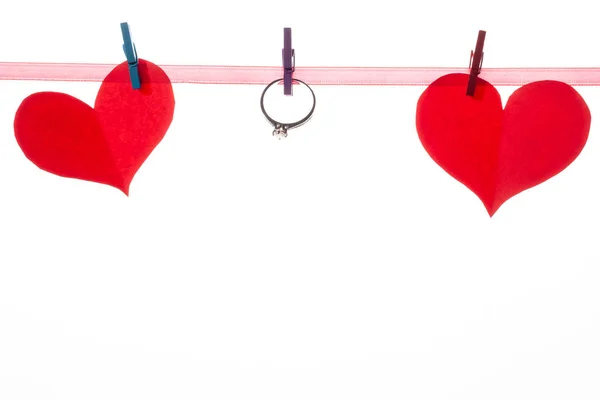 红纸红心在白底的衣针上 情人节和求婚的概念 — 图库照片