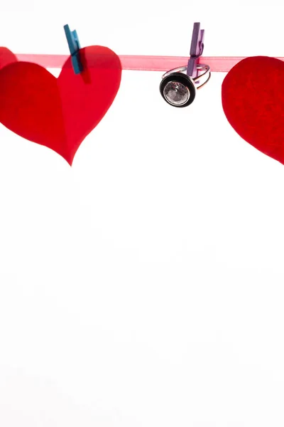 Cuori Carta Rossa Mollette Sfondo Bianco San Valentino Concetto Proposta — Foto Stock