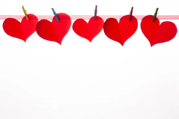 Cuori Carta Rossa Mollette Sfondo Bianco Concetto San Valentino — Foto Stock