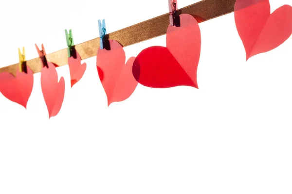 Cuori Carta Rossa Mollette Sfondo Bianco Concetto San Valentino — Foto Stock