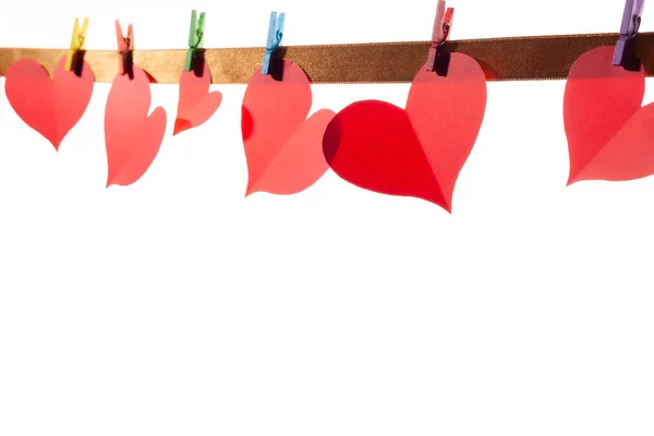 Beyaz Arka Plandaki Mandallarda Kırmızı Kağıt Kalpler Sevgililer Günü Konsepti — Stok fotoğraf