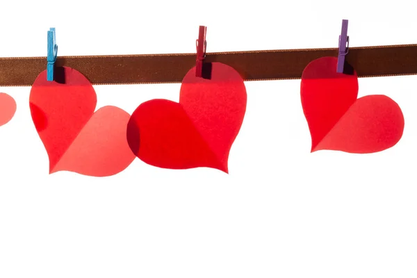 Cuori Carta Rossa Mollette Sfondo Bianco Concetto San Valentino — Foto Stock