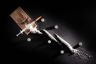 Bağımlılık ve uyuşturucu bağımlılığı. Fare kapanının çeşitli ilaç ve ilaçlarla hazırlanmış bir fotoğrafı..