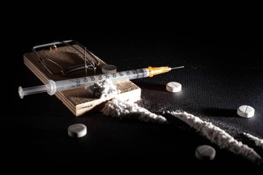 Bağımlılık ve uyuşturucu bağımlılığı. Fare kapanının çeşitli ilaç ve ilaçlarla hazırlanmış bir fotoğrafı..