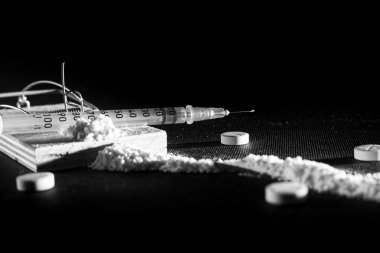 Bağımlılık ve uyuşturucu bağımlılığı. Fare kapanının çeşitli ilaç ve ilaçlarla hazırlanmış bir fotoğrafı..