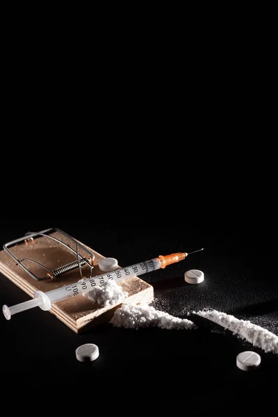 Bağımlılık Uyuşturucu Bağımlılığı Fare Kapanının Çeşitli Ilaç Ilaçlarla Hazırlanmış Bir — Stok fotoğraf