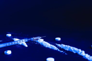 Karanlık arka planda farklı uyuşturucular. Stok fotoğraf bağımlılığı konsepti.