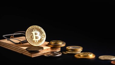 Fare kapanındaki Bitcoin madeni para siyah arka planda izole edilir. Stok fotoğrafı bitcoin haberleri.