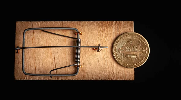 Bitcoin-Coin in einer Mausefalle isoliert auf schwarzem Hintergrund. Foto: Bitcoin News. — Stockbild Bitcoin Coin Einer Mausefalle Isoliert Auf Schwarzem Hintergrund Foto Bitcoin — Stockfoto