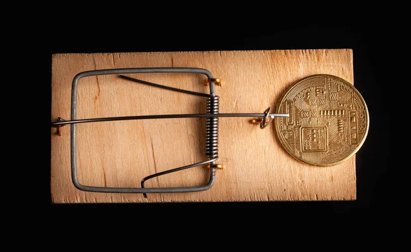 Bitcoin-Coin in einer Mausefalle isoliert auf schwarzem Hintergrund. Foto: Bitcoin News. — Stockbild Bitcoin Coin Einer Mausefalle Isoliert Auf Schwarzem Hintergrund Foto Bitcoin — Stockfoto