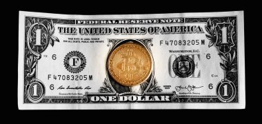 Siyah arka planda dolar banknot ve bitcoin.