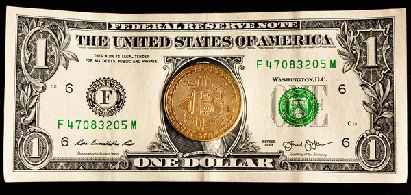 Siyah arka planda dolar banknot ve bitcoin.