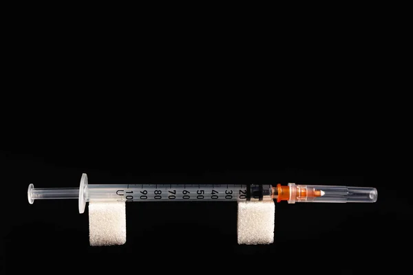 Eine Insulinspritze Liegt Auf Zuckerwürfeln Konzept Zur Entwicklung Von Diabetes — Stockfoto