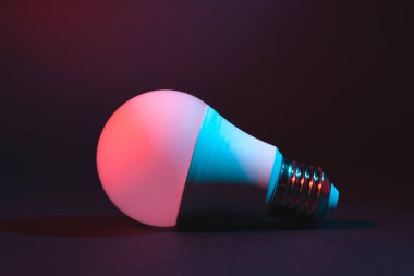 Akıllı Led lambası, ekonomik ve dayanıklı renk ve parlaklığı ayarlayabiliyor. Bir buz lambasının stok fotoğrafı..