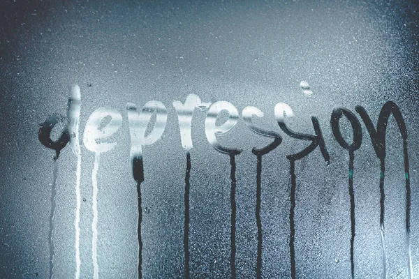 Jendela Dengan Tetesan Hujan Foto Stok Tulisan Depression Dalam Kaca — Stok Foto
