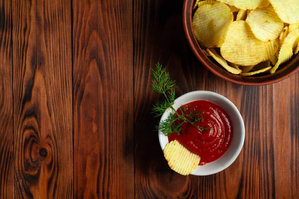 Wavy Potato Chips Plate Ketchup Wooden Table Top View Snacks — Stock Photo, Image