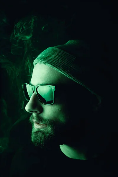 Porträt Eines Bärtigen Weißen Hipster Rauchers Auf Dunklem Hintergrund Studioaufnahme — Stockfoto