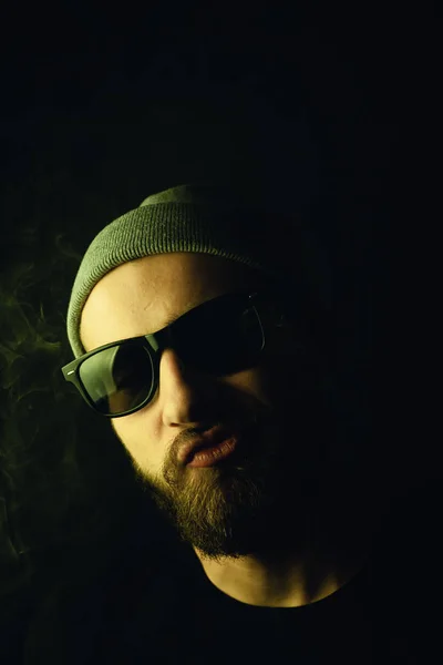 Retrato Fumador Hipster Blanco Barbudo Sobre Fondo Oscuro Estudio Stock — Foto de Stock