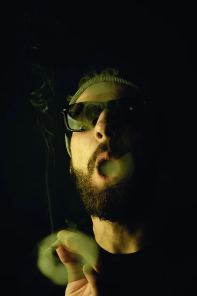 Porträt Eines Bärtigen Weißen Hipster Rauchers Auf Dunklem Hintergrund Studioaufnahme — Stockfoto