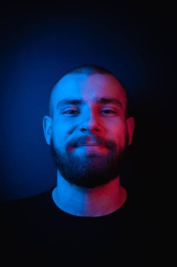 Sakallı, karizmatik bir hippinin portresi. Stok fotoğraf stüdyosu yakın plan karanlık arka plan portresi.