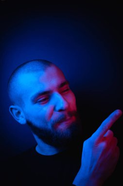 Sakallı, karizmatik bir hippinin portresi. Stok fotoğraf stüdyosu yakın plan karanlık arka plan portresi.