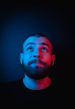 Sakallı, karizmatik bir hippinin portresi. Stok fotoğraf stüdyosu yakın plan karanlık arka plan portresi.